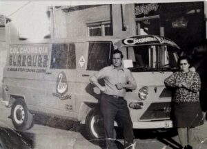 Descubre la historia de Colchonería Blázquez, una empresa familiar con más de 60 años dedicada al descanso en Salamanca. Tres generaciones de experiencia en colchones, almohadas y asesoramiento personalizado.