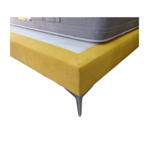 Diván tapizado color mostaza con patas metalizadas