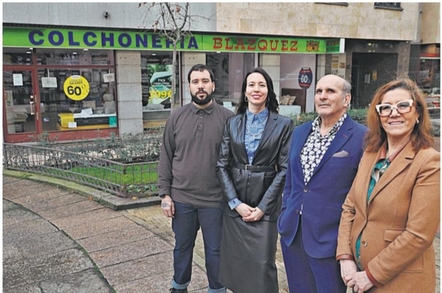 Virginia y su hermano, tercera generación de Colchonería Blázquez en Salamanca, negocio familiar con 60 años de historia.