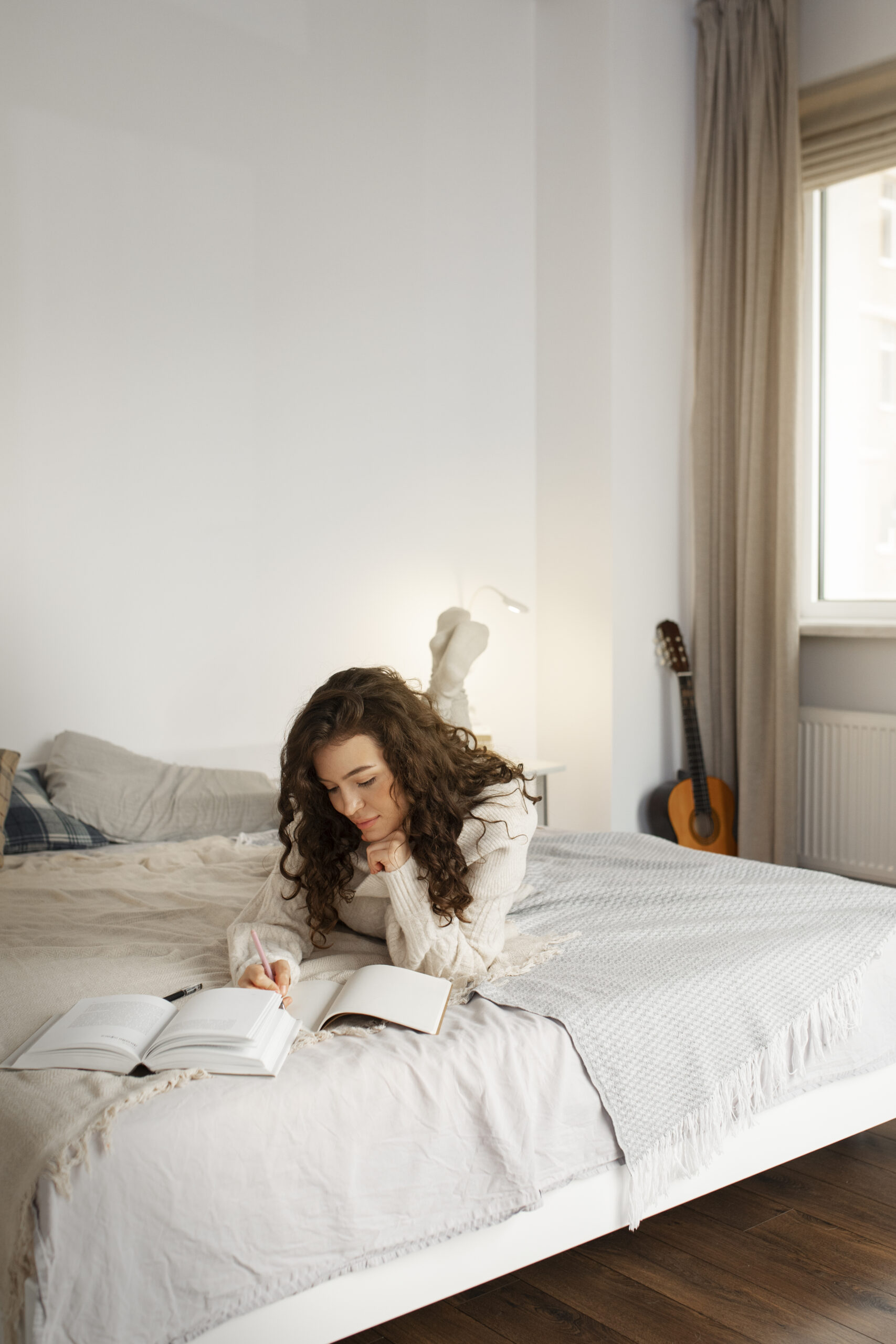 Mujer leyendo tranquilamente en la cama en un ambiente de calma y descanso
