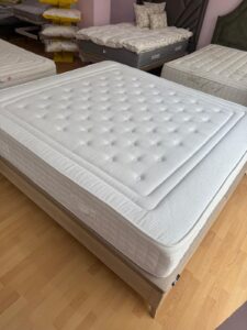 canapé de calidad en dormitorio moderno que mejora el descanso