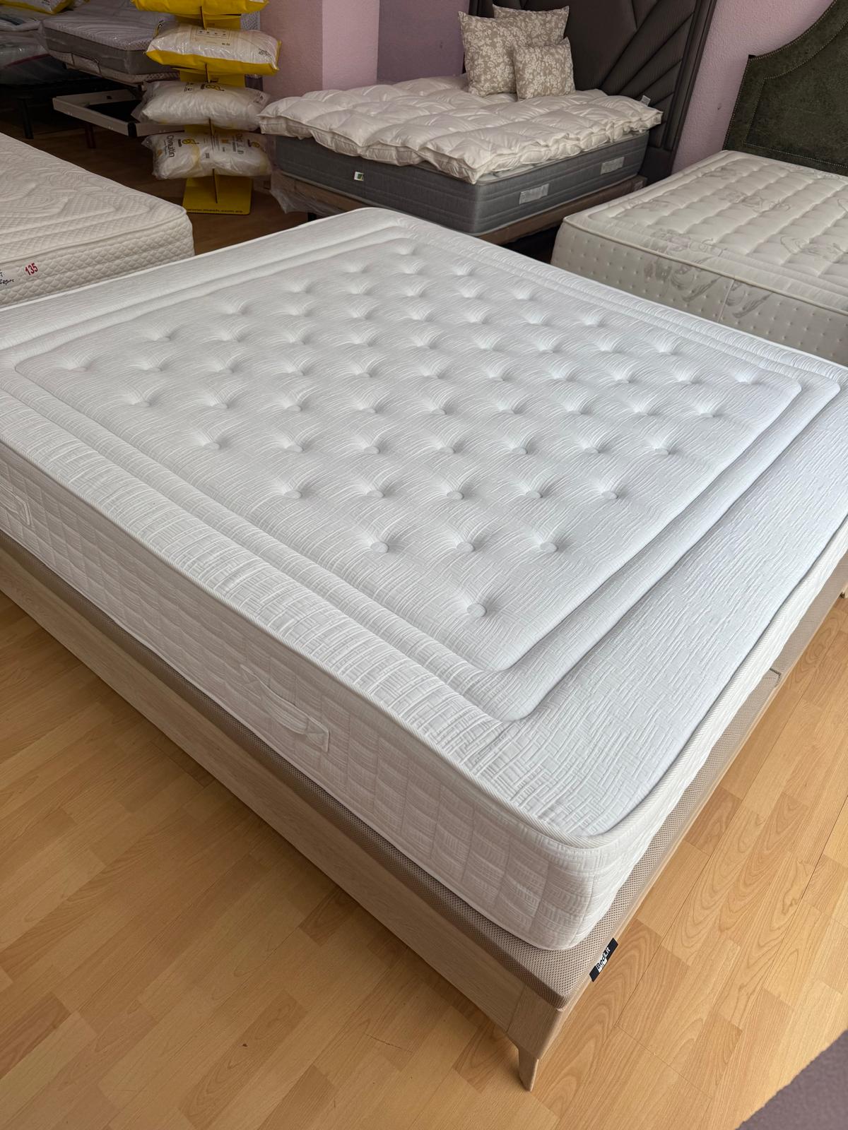 canapé de calidad en dormitorio moderno que mejora el descanso